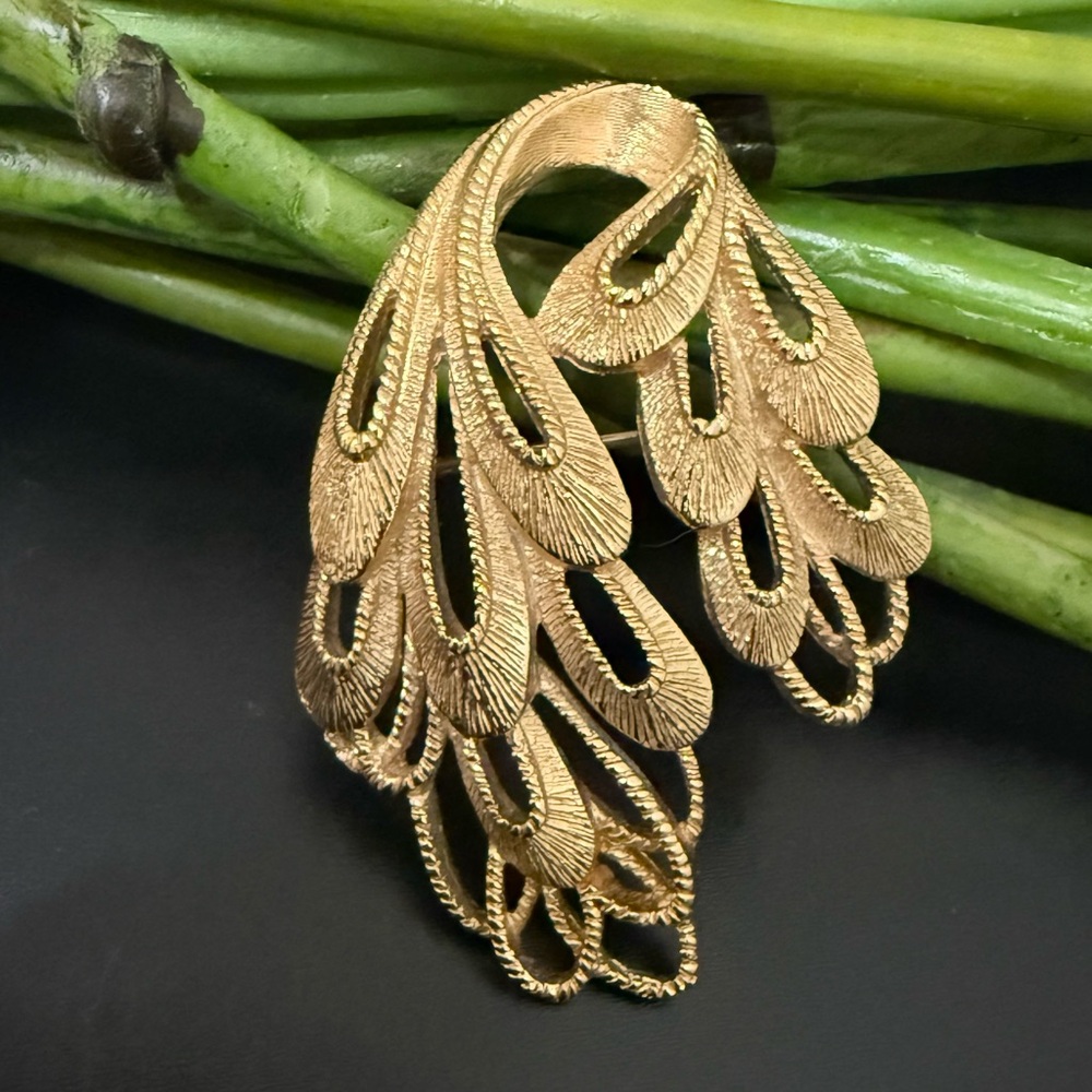 Vintage MONET Signed Textured Goldtone Peacock Feather Openwork Brooch 12g.